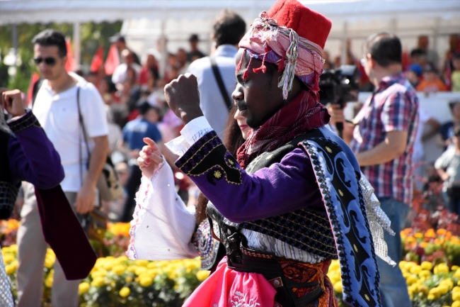 Ugandalı öğrenci 30 Ağustos Zafer Bayramı'nda zeybek oynadı